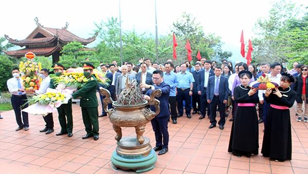 Đoàn đại biểu Hội Nhà báo Việt Nam dâng hương tưởng niệm Chủ tịch Hồ Chí Minh