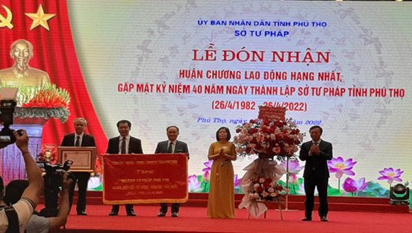 Phó Bí thư Tỉnh ủy, Chủ tịch UBND tỉnh, ông Bùi Văn Quang trao Huân chương Lao động hạng Nhất và tặng hoa chúc mừng Sở Tư pháp (đứng đầu tiên từ phải qua trái)