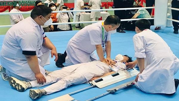 Thực hành diễn tập cấp cứu chấn thương trong nhà thi đấu đa năng tỉnh Bắc Ninh (Ảnh: CDC Bắc Ninh)