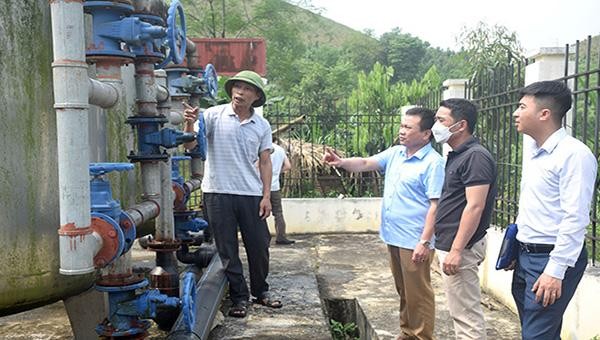 Lãnh đạo Chi cục Thủy lợi kiểm tra việc vận hành công trình nước sạch tại xã Đông An, huyện Văn Yên