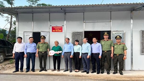 Lãnh đạo Bộ Công an, lãnh đạo Ngân hàng Nhà nước Việt Nam, Thường trực Tỉnh ủy Tuyên Quang đã trao nhà cho các gia đình tại huyện Sơn Dương