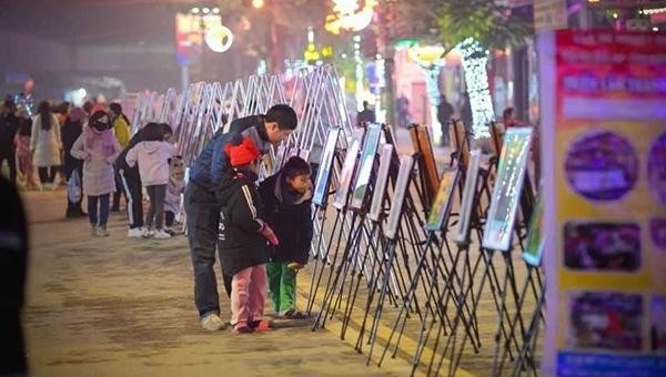 Các tác phẩm ảnh được trưng bày trên tuyến phố đi bộ Kim Đồng