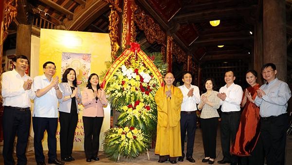 Trưởng Ban Dân vận Trung ương Bùi Thị Minh Hoài cùng các lãnh đạo tỉnh tặng hoa chúc mừng Thượng tọa Thích Đức Thiện