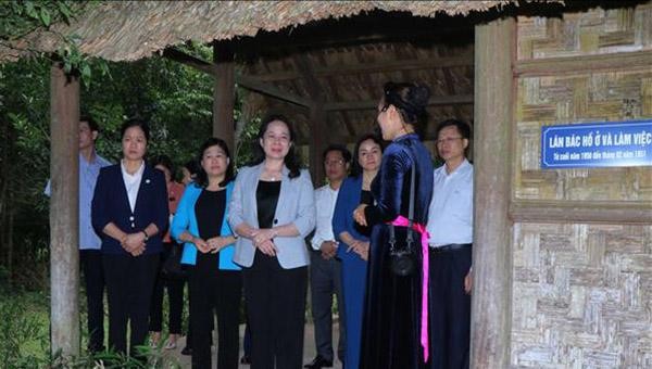 Phó Chủ tịch nước Võ Thị Ánh Xuân thăm di tích nơi ở và làm việc của chủ tịch Hồ Chí Minh tại Khu di tích lịch sử quốc gia Nà Pậu