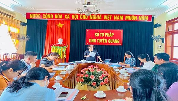 Bà Nguyễn Thị Thược, Ủy viên Ban chấp hành Đảng bộ tỉnh, Giám đốc Sở Tư pháp, Chủ tịch Hội đồng tư vấn thẩm định chủ trì cuộc họp