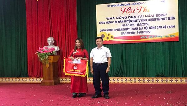 Bí thư Đảng uỷ xã Cát Nê, Hoàng Xuân Chiến trao thưởng cho đội đạt giải Nhất tiết mục dự thi Hội thi Nhà nông đua tài năm 2022