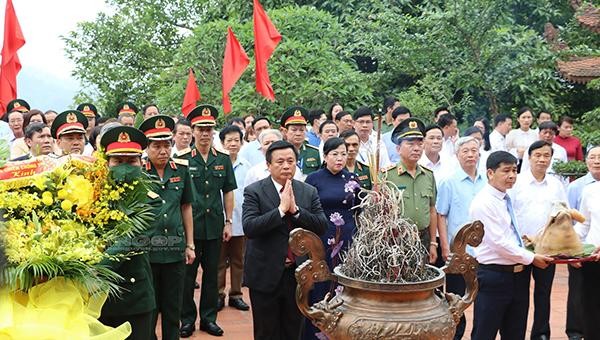 Đoàn đại biểu dâng hương, dâng hoa tưởng niệm Chủ tịch Hồ Chí Minh tại Nhà tưởng niệm Người ở đèo De, Phú Đình, Định Hóa (Thái Nguyên)