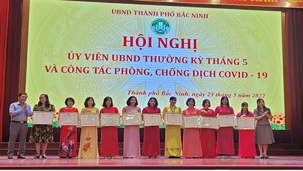 UBND thành phố Bắc Ninh khen thưởng đột xuất cho cá nhân, tập thể có thành tích xuất sắc