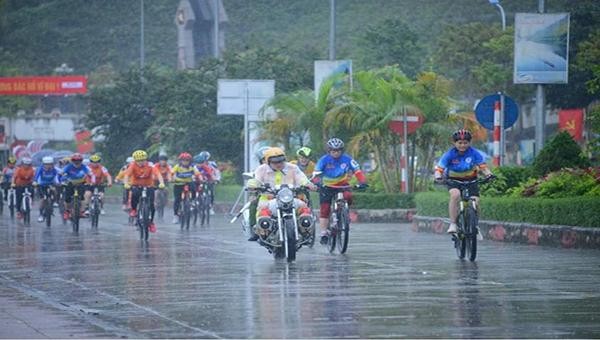 Mưa to kéo dài, lực lượng CSGT vẫn tích cực tham gia hỗ trợ đoàn đua xe đạp