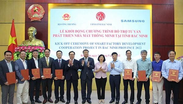 Các lãnh đạo Bộ Công thương, tỉnh Bắc Ninh và Samsung Việt Nam chúc mừng các doanh nghiệp tham gia Chương trình