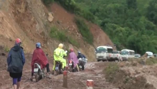 Nhiều tuyến đường giao thông trên địa bàn huyện bị ảnh hưởng do mưa lũ kéo dài