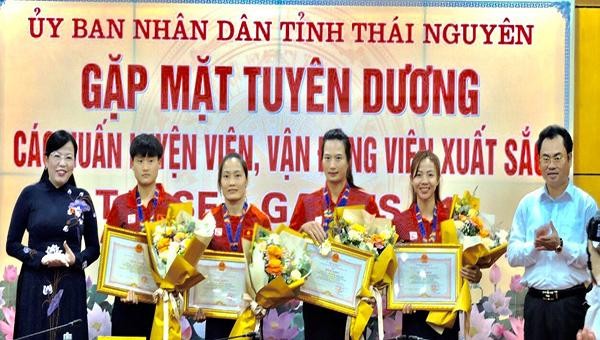 Bí thư Tỉnh uỷ, Nguyễn Thanh Hải và Chủ tịch UBND, Trịnh Việt Hùng trao tặng bằng khen của UBND tỉnh Thái Nguyên cho các VĐV đạt thành tích xuất sắc tại SEA Games 31