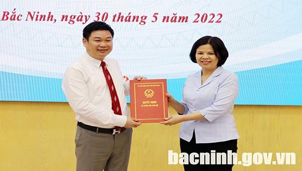 Chủ tịch UBND tỉnh Nguyễn Hương Giang trao Quyết định cho ông Đoàn Anh Tuấn