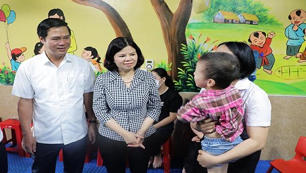 Chủ tịch UBND tỉnh Nguyễn Hương Giang bày tỏ sự khâm phục và mong muốn Trung tâm luôn có trách nhiệm nuôi dạy và chăm sóc các em thiếu nhi 