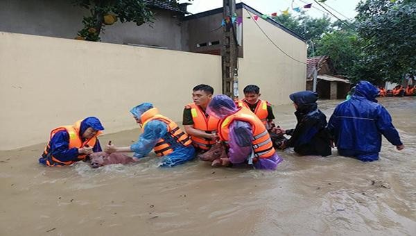 Đợt mưa lớn vừa qua khiến đường phố trên địa bàn thành phố Vĩnh Yên ngập cục bộ làm ảnh hưởng nhiều đến cuộc sống người dân