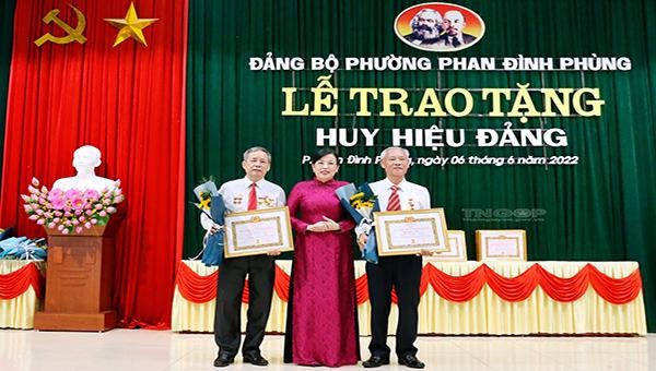 Bí thư Tỉnh ủy Nguyễn Thanh Hải trao Huy hiệu tuổi Đảng cho các Đảng viên