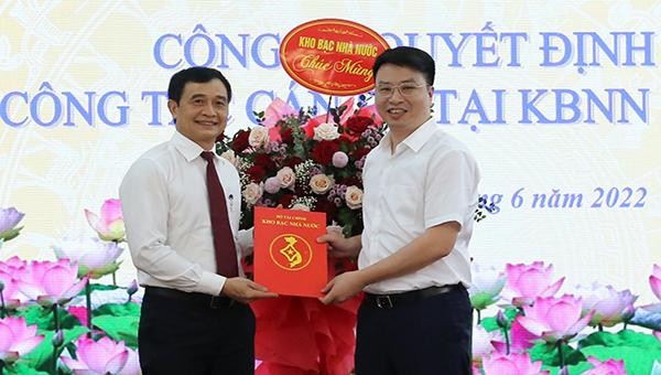 Tổng Giám đốc KBNN Trần Quân trao Quyết định cho ông Vũ Đức Trọng