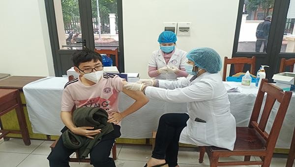 Cán bộ y tế tiêm vắc xin phòng COVID-19 cho người dân trên địa bàn TP. Vĩnh Yên