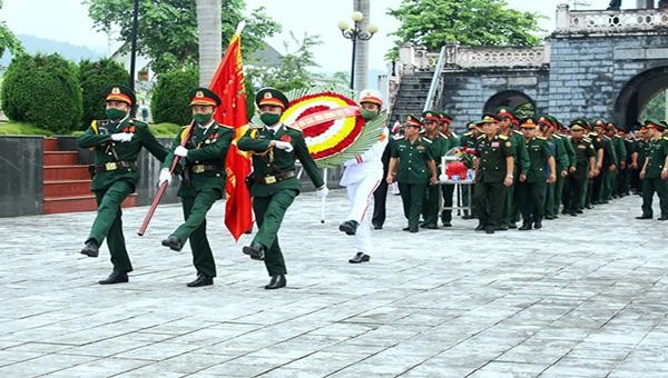 6 bộ hài cốt liệt sỹ quân tình nguyện Việt Nam hy sinh tại nước bạn Lào đã được làm lễ truy điệu và an táng tại Điện Biên 