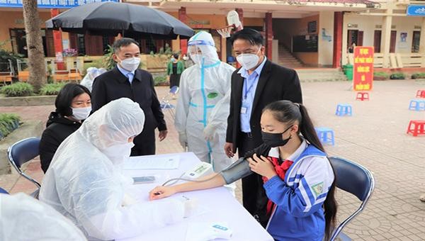 Tỉnh Điện Biên đang tiến hành ký xác thực “Hộ chiếu vắc xin” cho người dân