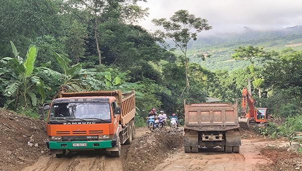Một số tuyến đường trên địa bàn huyện Đà Bắc (Hòa Bình) được nâng cấp, sửa chữa bằng nguồn vốn ODA. Ảnh: Nghĩa Hiệp