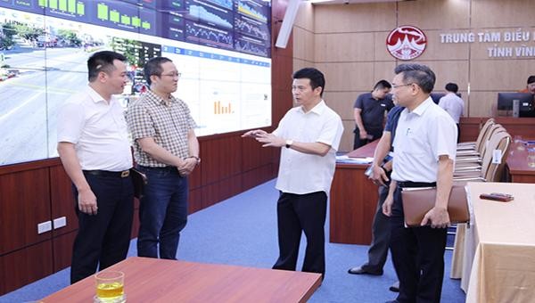 Phó Chủ tịch UBND tỉnh Vũ Chí Giang trao đổi cùng các lãnh đạo Sở Thông tin và Truyền thông tại Trung tâm Giám sát, điều hành thông minh tỉnh Vĩnh Phúc