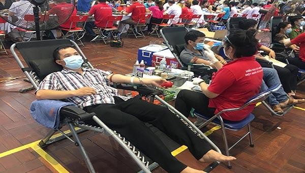 Chương trình Hiến máu nhân đạo: Hành trình đỏ - kết nối dòng máu Việt Nam năm 2021