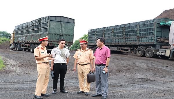 Cán bộ Phòng Cảnh sát giao thông (Công an tỉnh Thái Nguyên) tuyên truyền quy định về tải trọng, kích thước thành, thùng xe