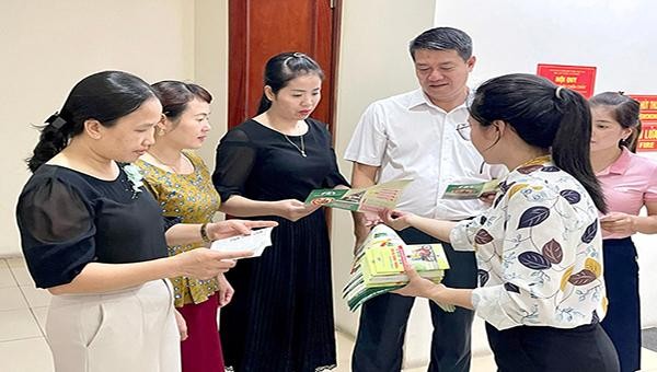 Cán bộ Văn phòng Ban ATGT tỉnh Phú Thọ phát tờ rơi, trao đổi về pháp luật về trật tự ATGT cho các cán bộ hội phụ nữ cơ sở.