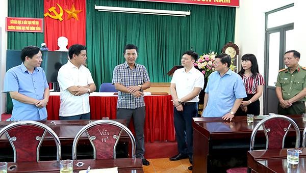 Phó Chủ tịch UBND tỉnh Hồ Đại Dũng và đoàn kiểm tra thực tế tại điểm thi Trường THPT Tử Đà, huyện Phù Ninh