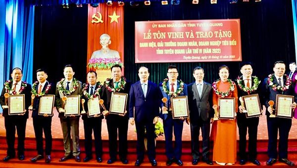 Bí thư Tỉnh ủy Chẩu Văn Lâm và Chủ tịch UBND tỉnh Tuyên Quang Nguyễn Văn Sơn trao tặng Danh hiệu và giải thưởng cho các doanh nghiệp tiêu biểu năm 2022.