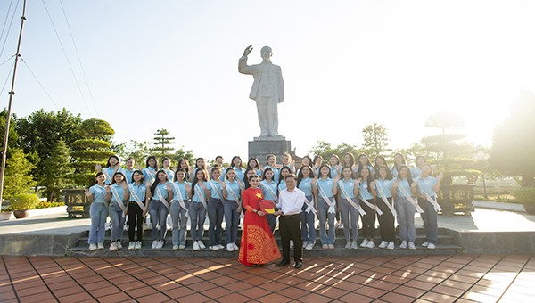 Trưởng ban tổ chức, bà Đàm Hương Thủy và top 36 thí sinh Hoa hậu Biển Đảo Việt Nam tại huyện đảo Cô Tô