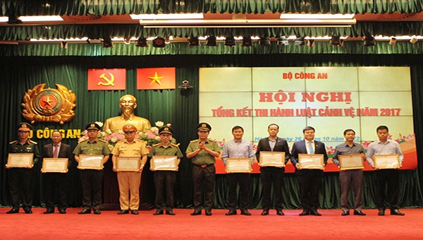 Trung Tướng Lê Quốc Hùng trao khen thưởng tập thể và cá nhân