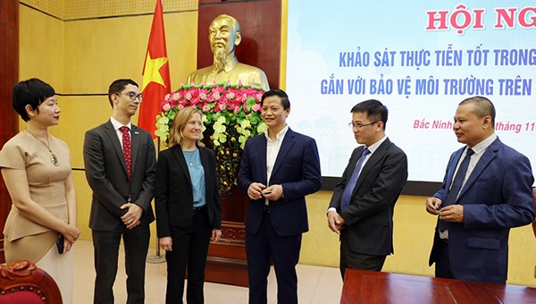 Phó Chủ tịch Thường trực UBND tỉnh Bắc Ninh Vương Quốc Tuấn (thứ 3 từ phải sang) trao đổi với đại diện VCCI và USAID Việt Nam