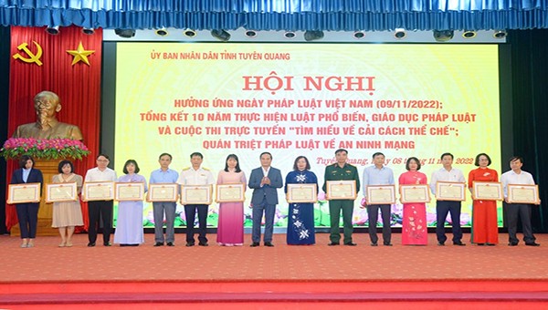 Lãnh đạo Ủy ban nhân dân tỉnh Tuyên Quang trao Bằng khen của Chủ tịch Ủy ban nhân dân tỉnh cho cá nhân có thành tích xuất sắc trong 10 năm thực hiện Luật Phổ biến, giáo dục pháp luật