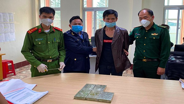 Lực lượng chức năng Cao Bằng bắt giữ đối tượng La Đức Thuận (SN 1967, trú tại huyện Trùng Khánh) vì hành vi vận chuyển, mua bán trái phép chất ma túy vào tháng 3/2022