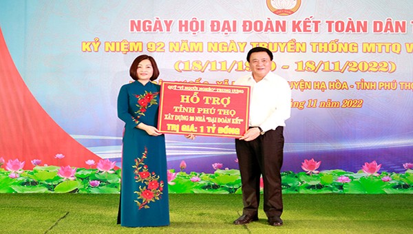 Ông Nguyễn Xuân Thắng trao tặng 1 tỷ đồng hỗ trợ tỉnh Phú Thọ xây dựng 20 căn nhà Đại đoàn kết