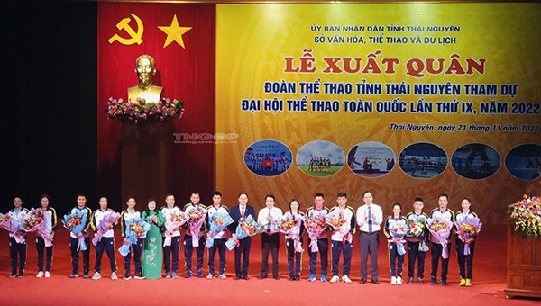 Các đồng chí lãnh đạo tặng hoa chúc Đoàn thể thao Thái Nguyên đạt được thành tích cao tại Đại hội.