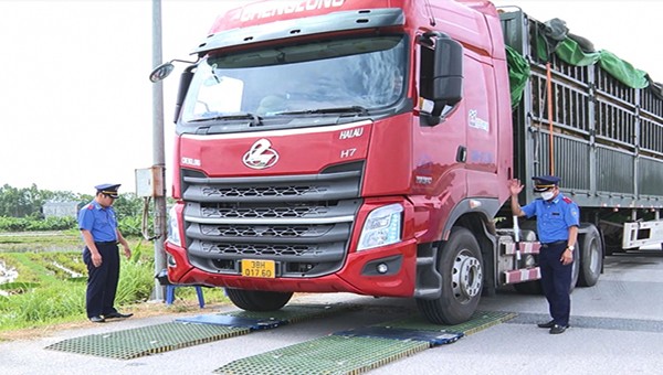 Thanh tra Sở Giao thông vận tải Phú Thọ tổ chức kiểm soát tải trọng phương tiện trên địa bàn thị xã Phú Thọ.