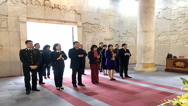 Đoàn công tác của Bộ Tư pháp do Thứ trưởng Đặng Hoàng Oanh làm Trưởng đoàn dâng hương tại Đền thờ Chủ tịch Hồ Chí Minh ở xã Trường Hà, huyện Hà Quảng, tỉnh Cao Bằng