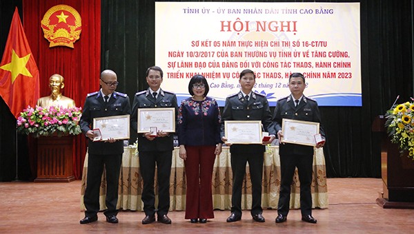 Thứ trưởng Bộ Tư pháp Đặng Hoàng Oanh trao tặng kỷ niệm chương “Vì sự nghiệp Tư pháp” cho các cá nhân ngành THADS tỉnh Cao Bằng 
