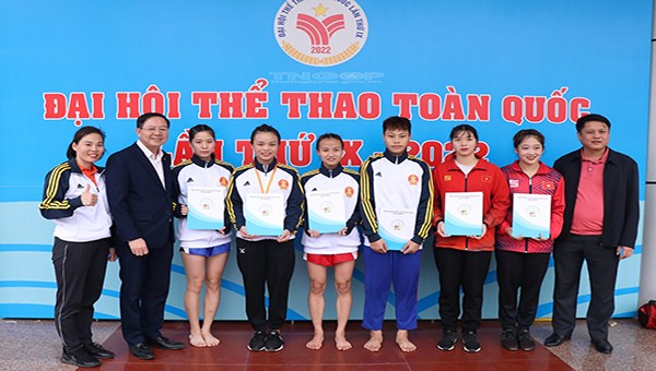Ông Đoàn Văn Công, Phó Giám đốc Sở Văn hóa, Thể thao và Du lịch tỉnh Thái Nguyên thưởng nóng cho các vận động viên nữ giành huy chương.