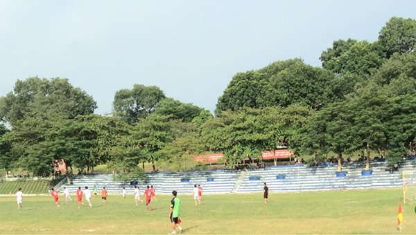 Một trận thi đấu bóng đá tại Khu công nhân Supe.