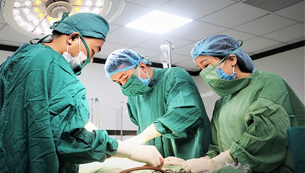 Các bác sĩ TTYT huyện Tân Sơn thực hiện một ca phẫu thuật