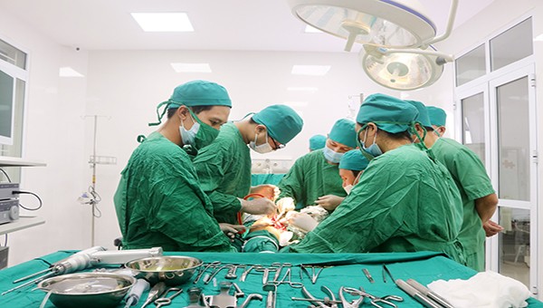 Bác sĩ phẫu thuật tại TTYT huyện Tam Nông