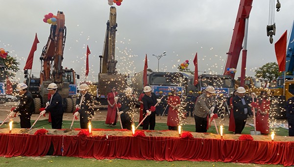 Các đại biểu tham dự lễ động thổ dự án xây dựng cầu vượt đường sắt trên đường Nguyễn Tất Thành.