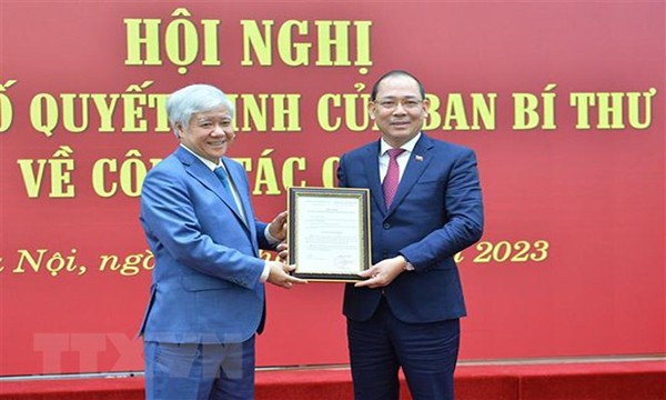 Bí thư Trung ương Đảng, Chủ tịch Ủy ban Trung ương MTTQ Việt Nam Đỗ Văn Chiến trao Quyết định của Ban Bí thư cho đồng chí Hoàng Công Thủy
