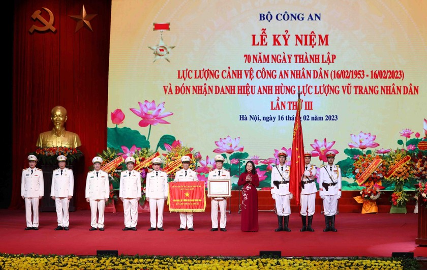 Quyền Chủ tịch nước Võ Thị Ánh Xuân trao danh hiệu Anh hùng lực lượng vũ trang cho Bộ Tư lệnh Cảnh vệ.