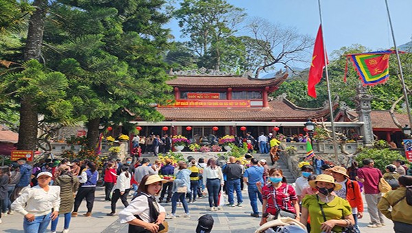 Đông đảo du khách về dâng hương tại lễ hội Tây Thiên