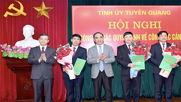 Bí thư Tỉnh uỷ cùng Chủ tịch UBND tỉnh Nguyễn Văn Sơn chụp ảnh lưu niệm cùng các cán bộ vừa được bổ nhiệm